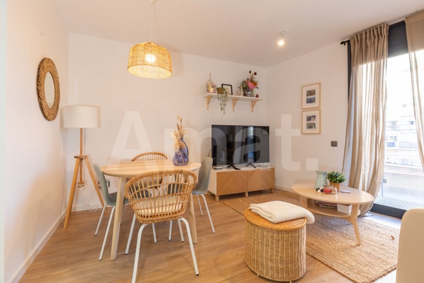 Compacto piso seminuevo y  con gran terraza, cerca del centro -3