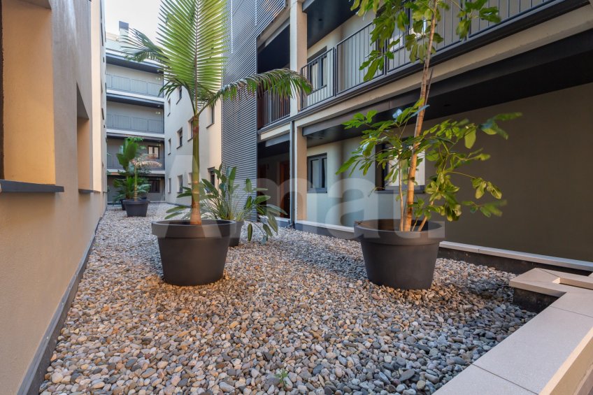 Compacto piso seminuevo y  con gran terraza, cerca del centro -35