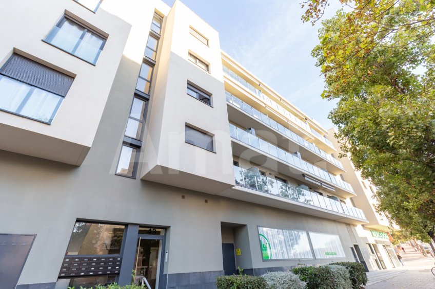 Compacto piso seminuevo y  con gran terraza, cerca del centro -4