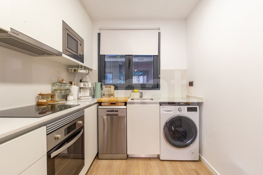 Compacto piso seminuevo y  con gran terraza, cerca del centro -5