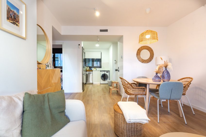 Compacto piso seminuevo y  con gran terraza, cerca del centro -7