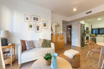 Compacto piso seminuevo y  con gran terraza, cerca del centro -11