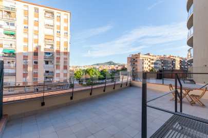Compacto piso seminuevo y  con gran terraza, cerca del centro -16