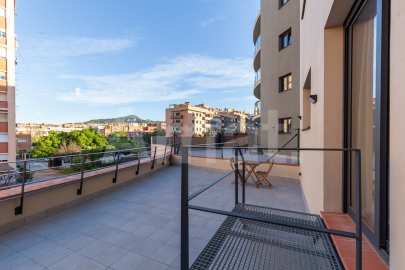 Compacto piso seminuevo y  con gran terraza, cerca del centro -17