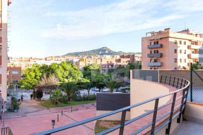 Compacto piso seminuevo y  con gran terraza, cerca del centro -20