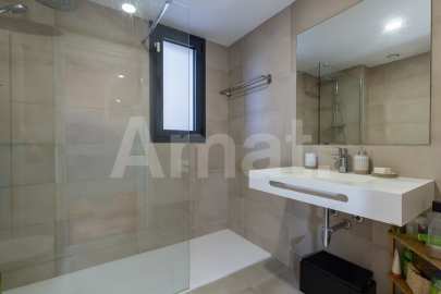 Compacto piso seminuevo y  con gran terraza, cerca del centro -23