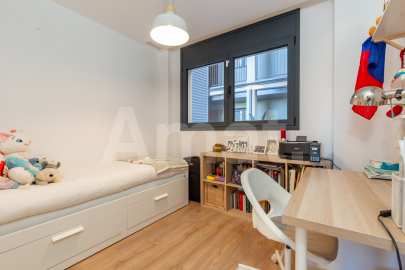 Compacto piso seminuevo y  con gran terraza, cerca del centro -28