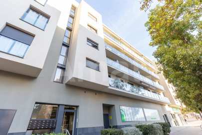 Compacto piso seminuevo y  con gran terraza, cerca del centro -4