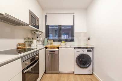 Compacto piso seminuevo y  con gran terraza, cerca del centro -5