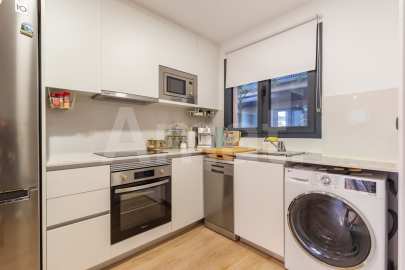 Compacto piso seminuevo y  con gran terraza, cerca del centro -6