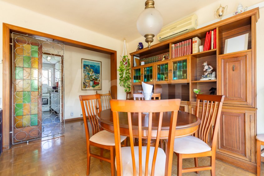 Pis assolellat amb balcó i vistes -12