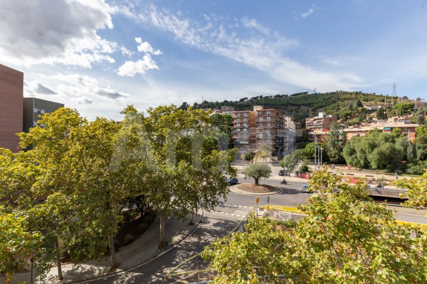 Pis assolellat amb balcó i vistes -4