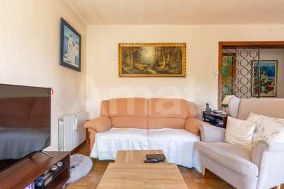 Pis assolellat amb balcó i vistes -11