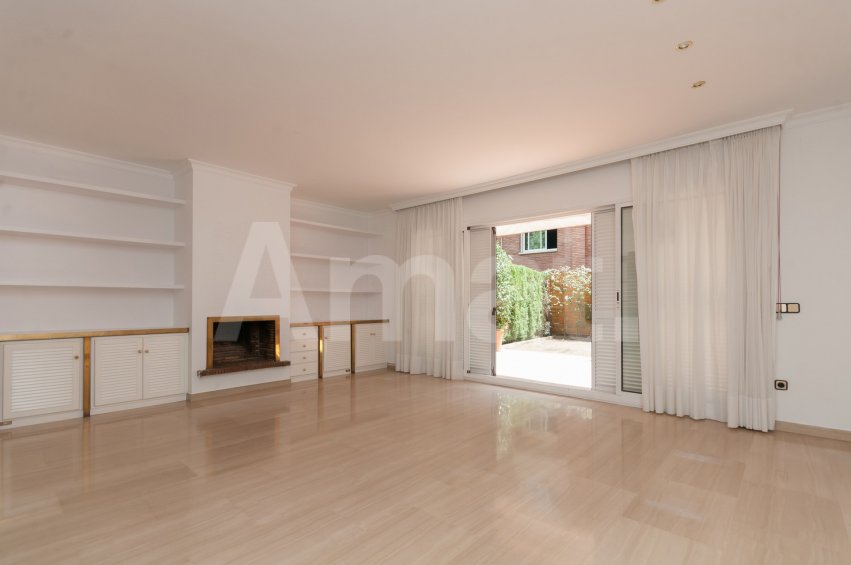 Casa adossada amb jardí a Sant Just Desvern -2