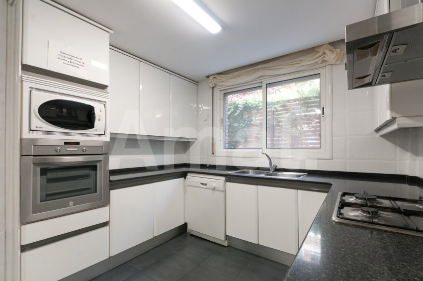 Casa adossada amb jardí a Sant Just Desvern -5