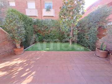 Casa adossada amb jardí a Sant Just Desvern -12