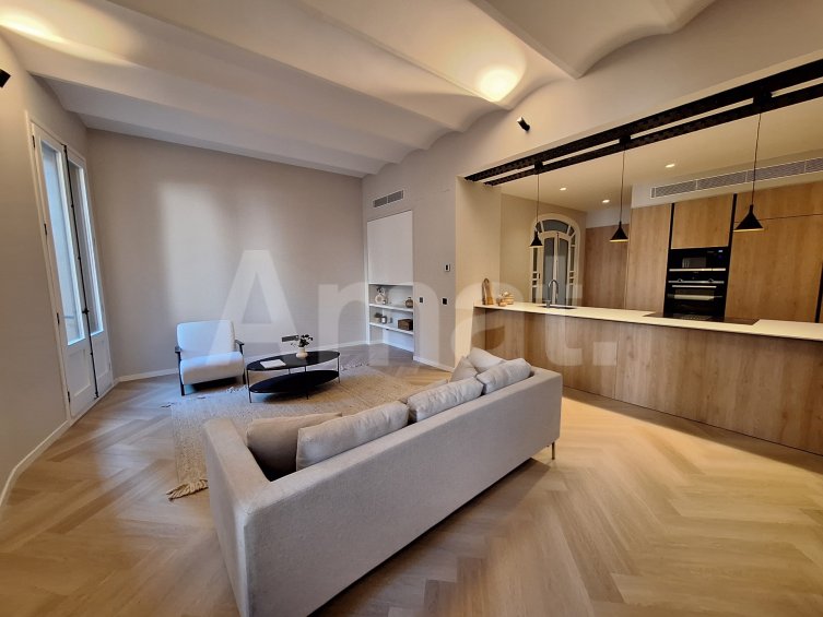 Piso reformado en Via Laietana, cerca del Born, Catedral y Port Vell