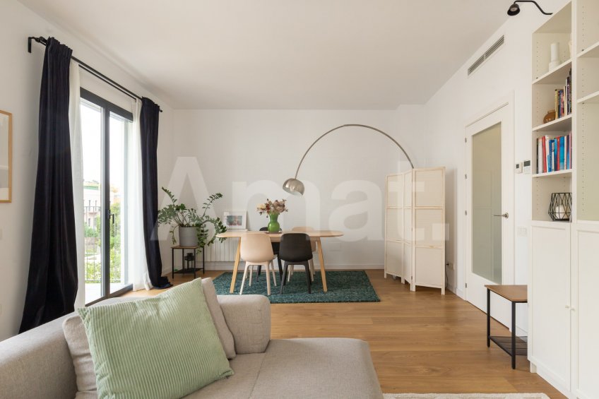 Cèntric i amb encant, duplex semi nou amb piscina -15