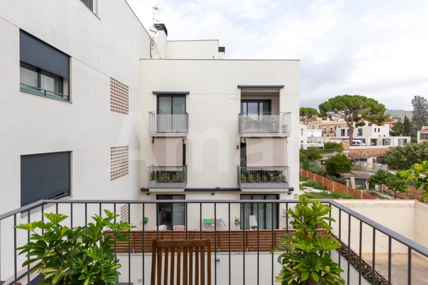 Cèntric i amb encant, duplex semi nou amb piscina -17