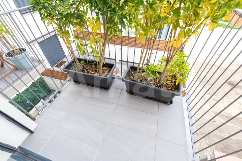 Cèntric i amb encant, duplex semi nou amb piscina -18