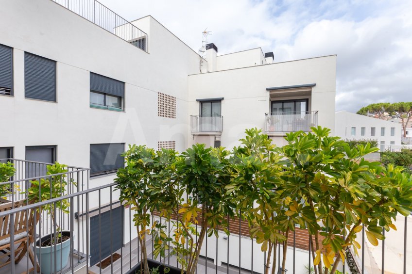 Cèntric i amb encant, duplex semi nou amb piscina -19