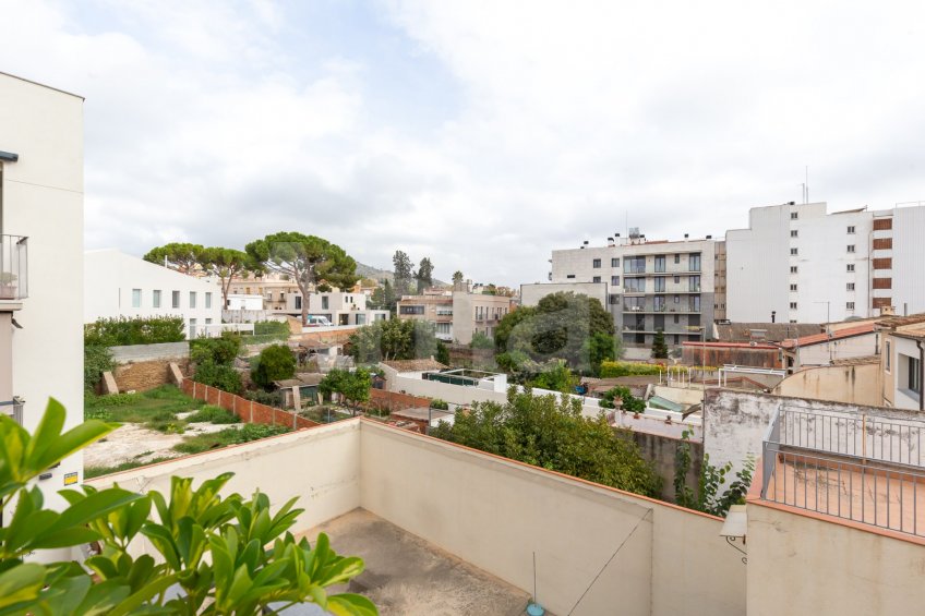 Cèntric i amb encant, duplex semi nou amb piscina -21