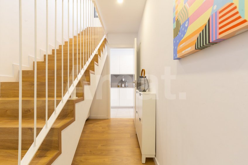 Cèntric i amb encant, duplex semi nou amb piscina -30