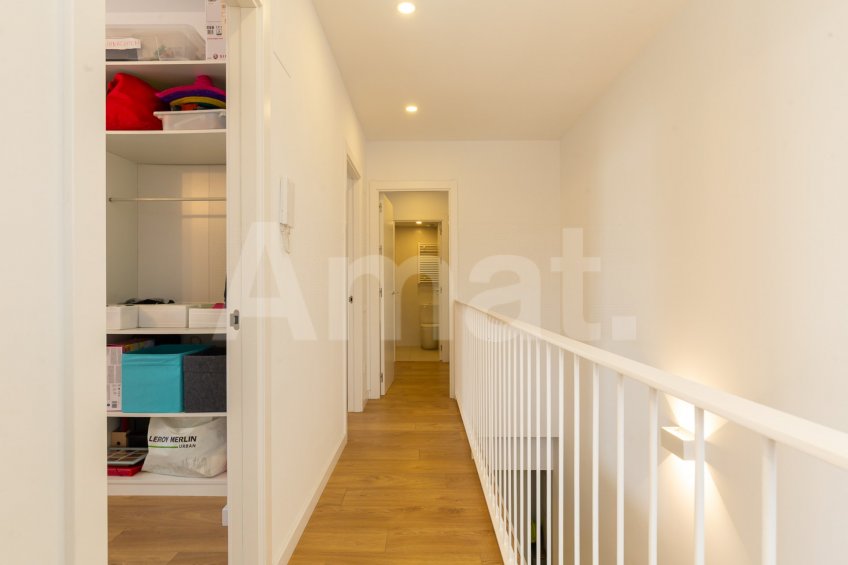 Cèntric i amb encant, duplex semi nou amb piscina -32