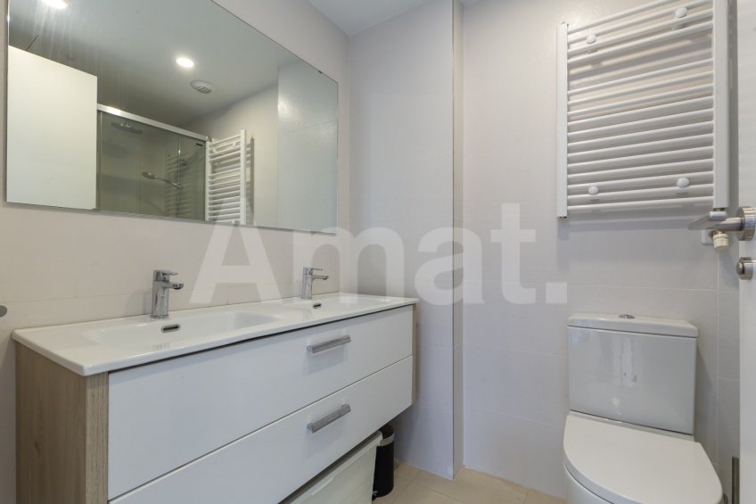 Cèntric i amb encant, duplex semi nou amb piscina -34