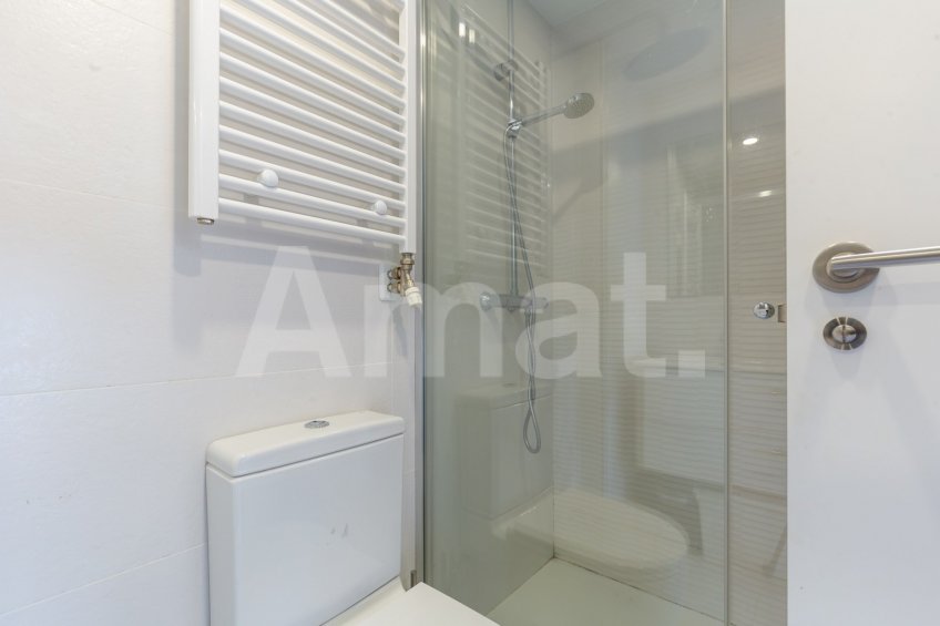 Cèntric i amb encant, duplex semi nou amb piscina -35