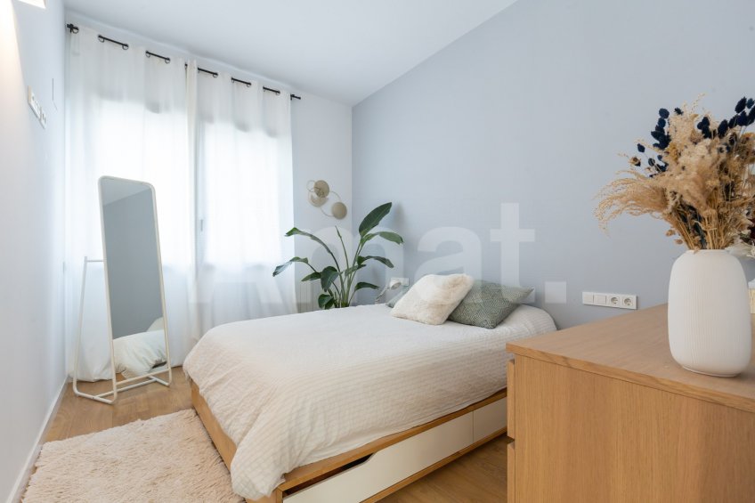 Cèntric i amb encant, duplex semi nou amb piscina -36