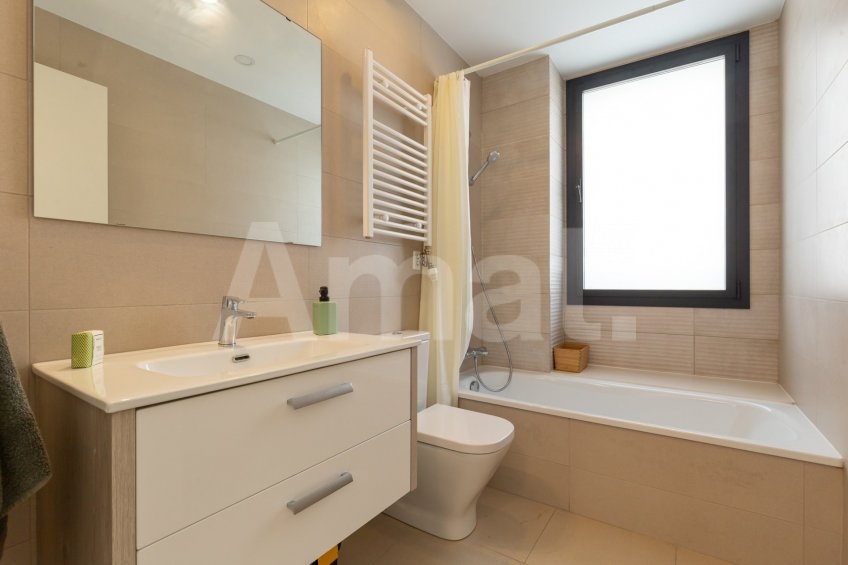 Cèntric i amb encant, duplex semi nou amb piscina -38