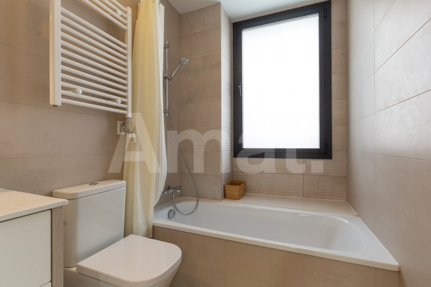 Cèntric i amb encant, duplex semi nou amb piscina -39