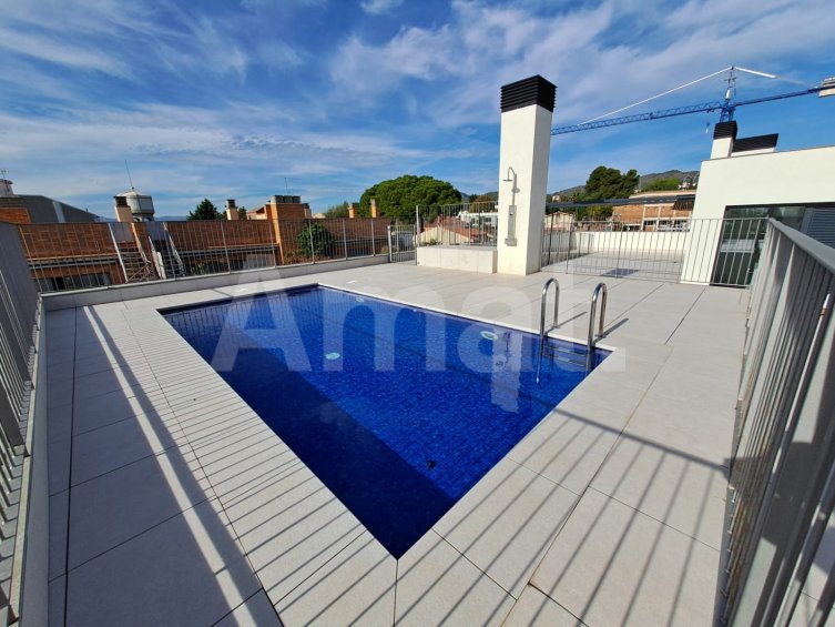 Cèntric i amb encant, duplex semi nou amb piscina -4