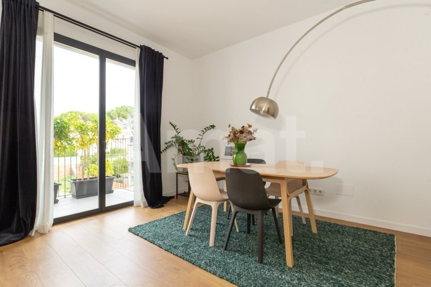 Cèntric i amb encant, duplex semi nou amb piscina -8