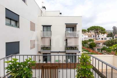 Cèntric i amb encant, duplex semi nou amb piscina -17