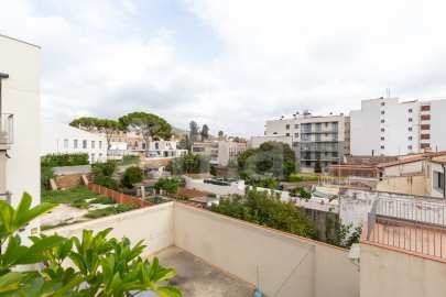 Cèntric i amb encant, duplex semi nou amb piscina -21