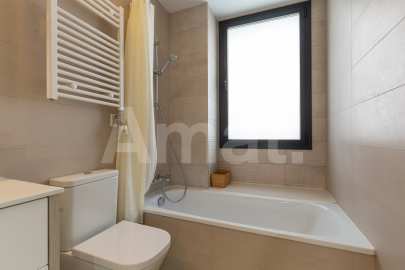 Cèntric i amb encant, duplex semi nou amb piscina -39