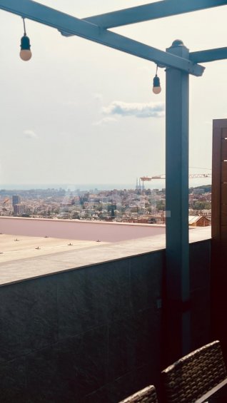 Pis reformat de 2 dormitoris amb terrassa de 21m² -18