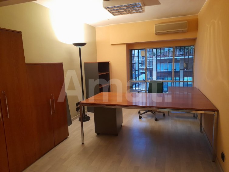 Central and very bright office, next to Diagonal avenue