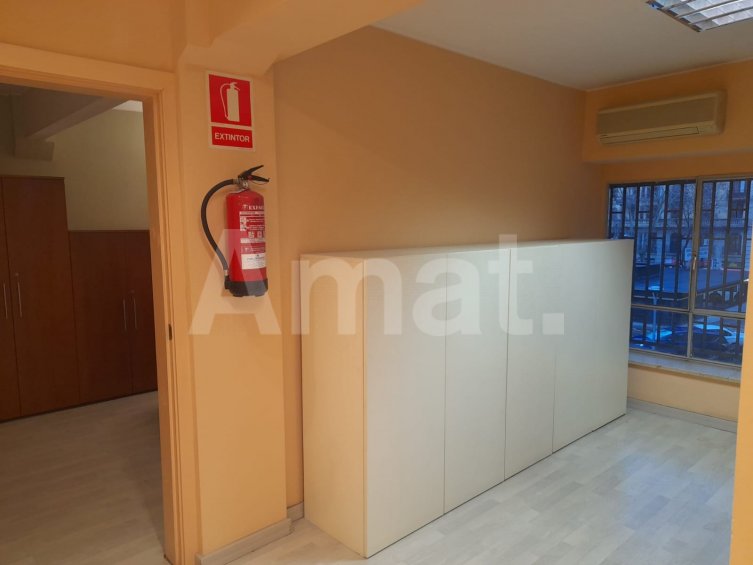 Central and very bright office, next to Diagonal avenue -13