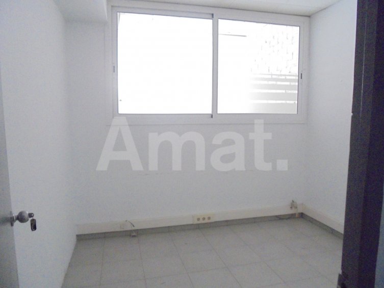 PREMISES WITH 36 M STREET FRONTAGE AND OPTIONAL BASEMENT – IDEAL FOR INVESTORS AND LARGE RETAIL SPACES -9