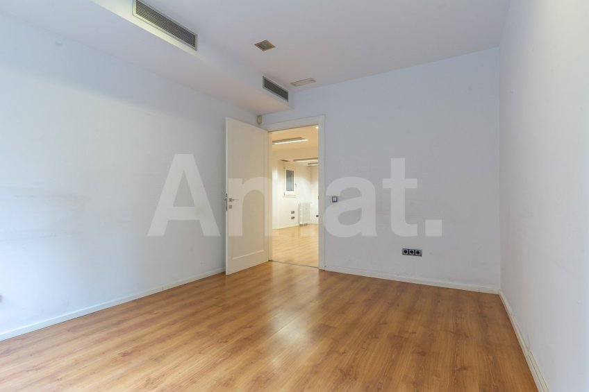 Large 5-bedroom flat next to Casa de les Punxes -13