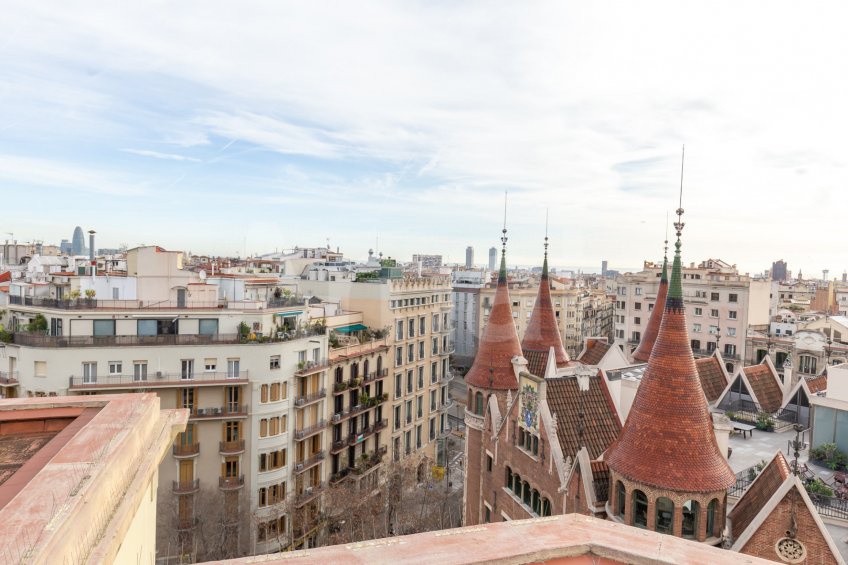 Large 5-bedroom flat next to Casa de les Punxes -16