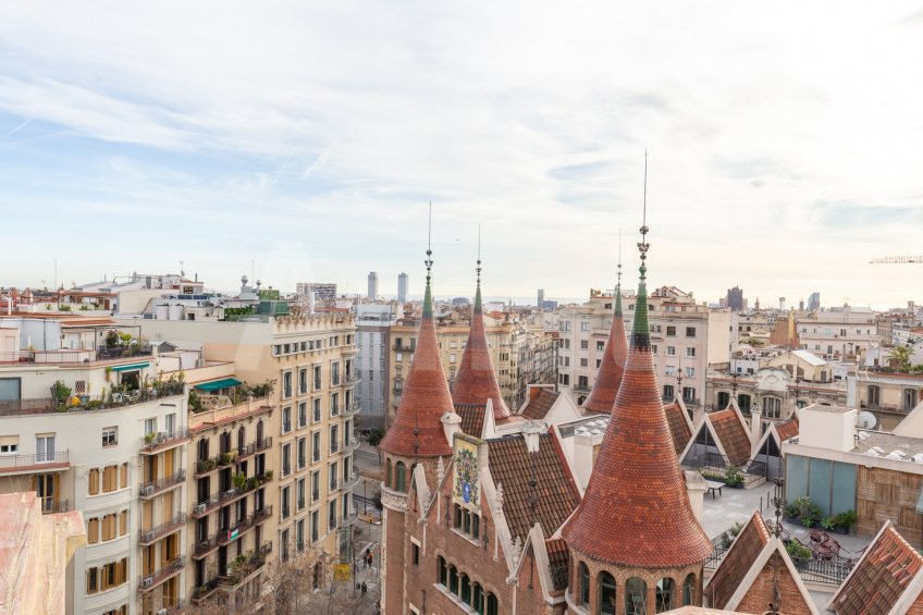 Large 5-bedroom flat next to Casa de les Punxes -18