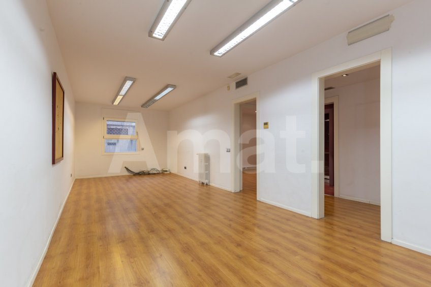 Large 5-bedroom flat next to Casa de les Punxes -26