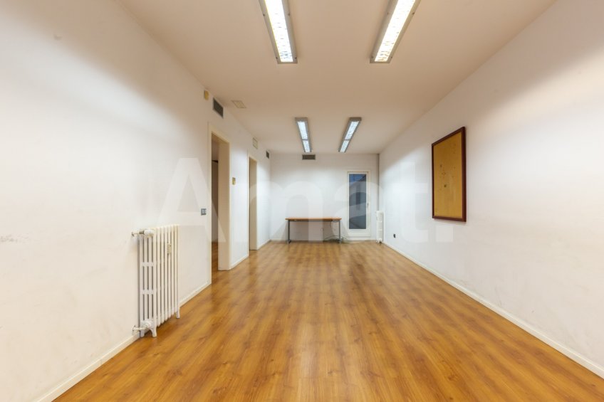 Large 5-bedroom flat next to Casa de les Punxes -27