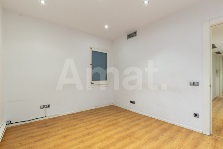 Large 5-bedroom flat next to Casa de les Punxes -31