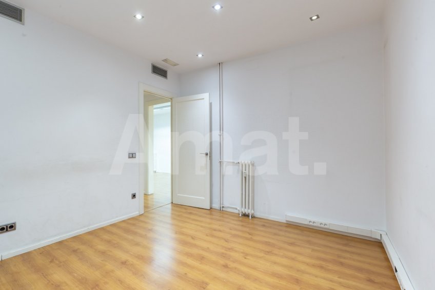 Large 5-bedroom flat next to Casa de les Punxes -32