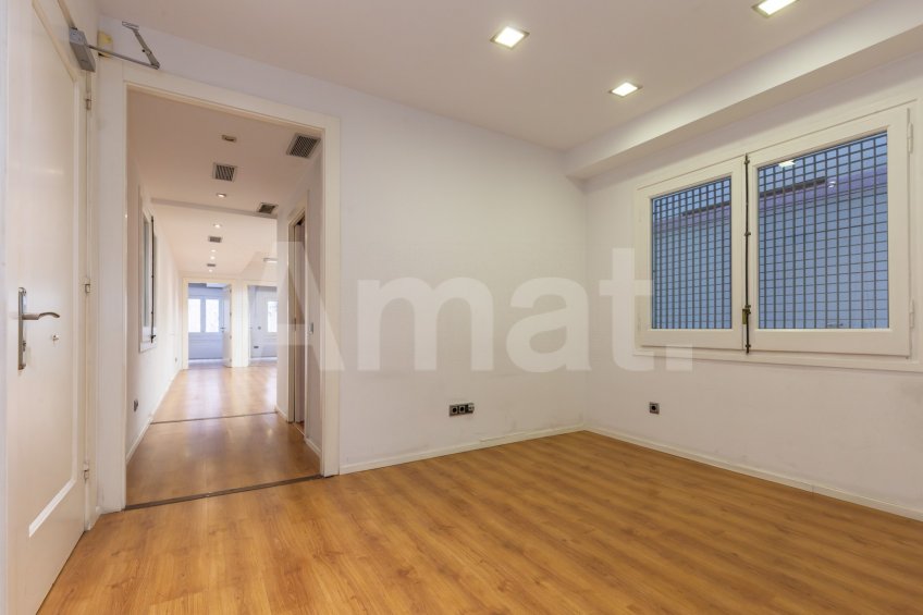 Large 5-bedroom flat next to Casa de les Punxes -4